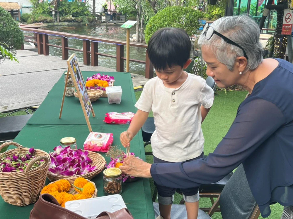 Eco-Friendly Loy Krathong