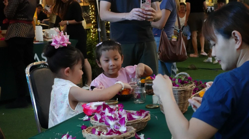 Eco-Friendly Loy Krathong