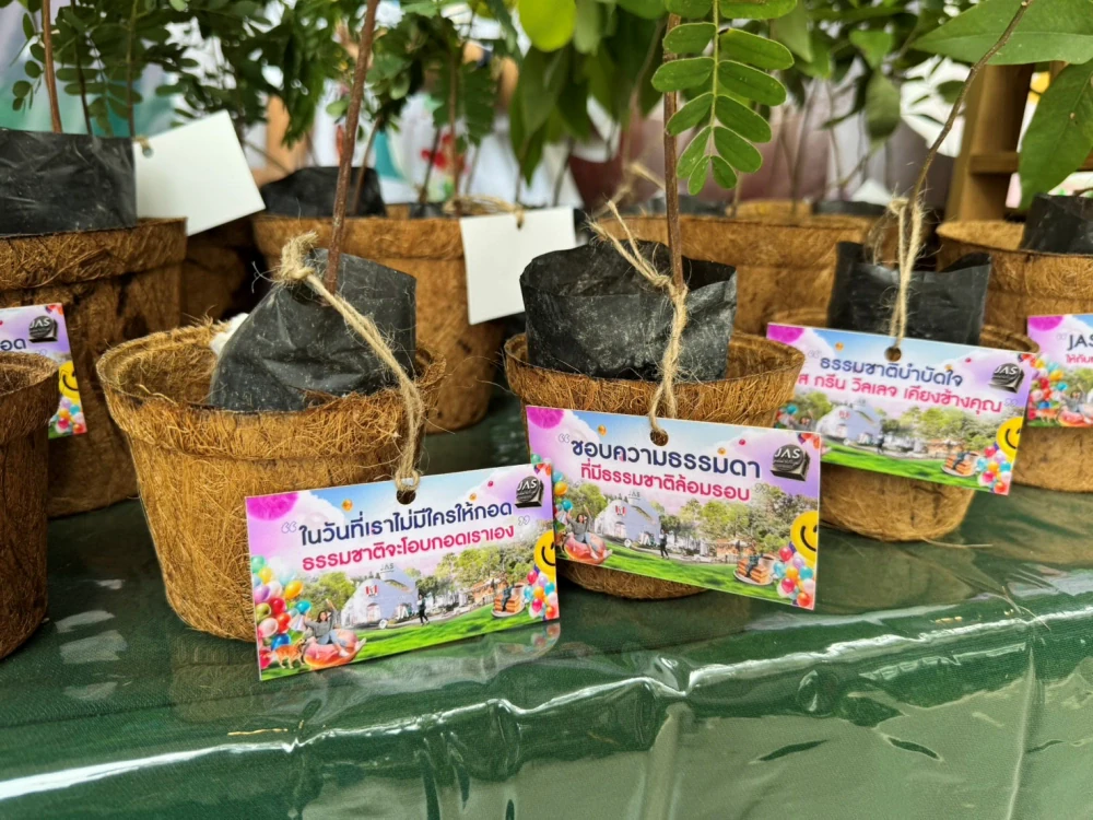 Keep Smile Together: JAS Green Village and the Department of Forestry Distribute Tree Saplings to Mall Customers