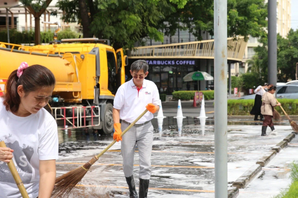 Big Cleaning Day at the Shopping Center
